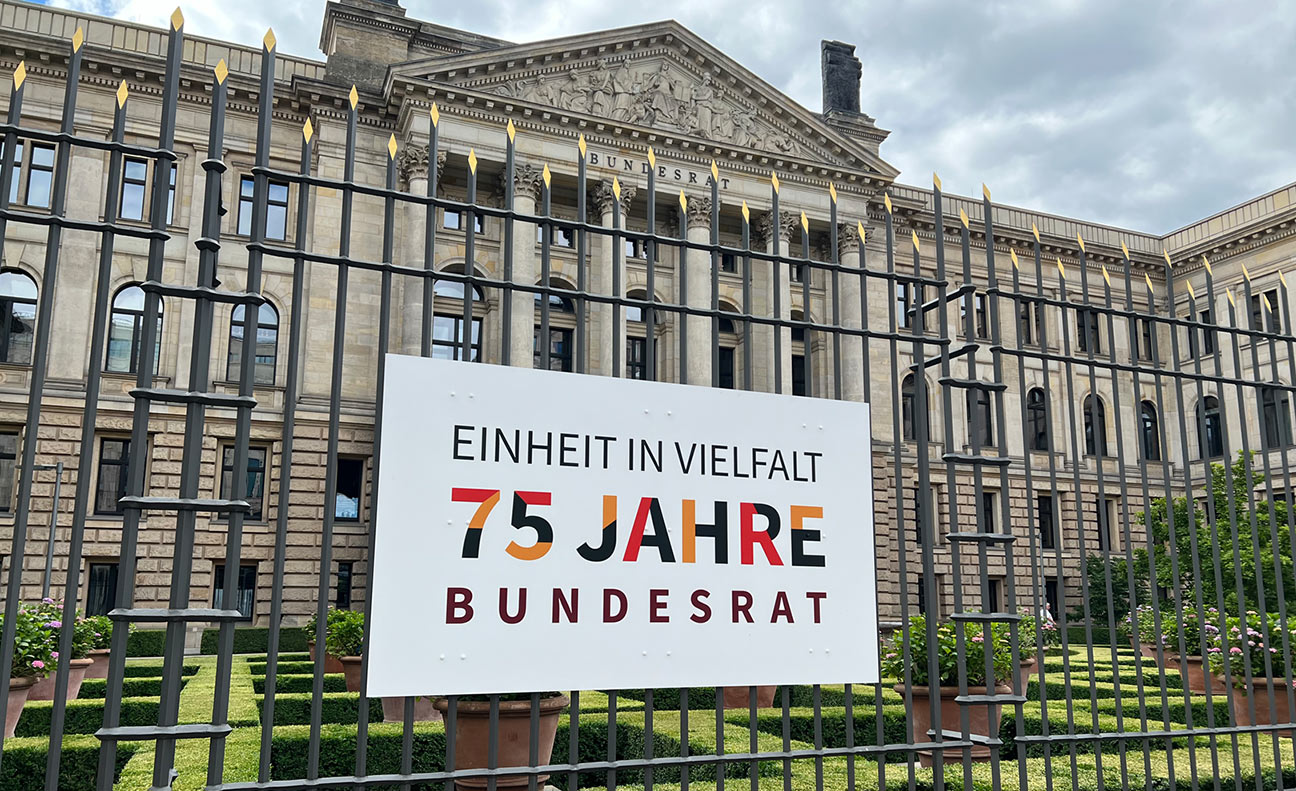 Logo zum Jubiläum am Schild vor dem Bundesrat